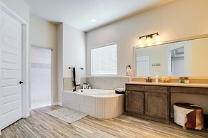 Private Hot Tub + Putting Green: El Paso Getaway!