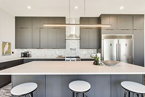 Private Dock & River Views: Modern Gem in Waterloo