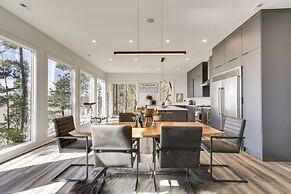 Private Dock & River Views: Modern Gem in Waterloo