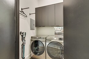 Private Dock & River Views: Modern Gem in Waterloo