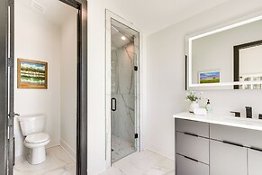 Private Dock & River Views: Modern Gem in Waterloo