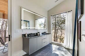 Private Dock & River Views: Modern Gem in Waterloo