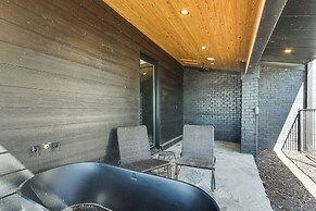 Private Dock & River Views: Modern Gem in Waterloo