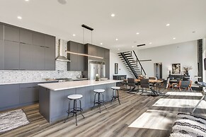 Private Dock & River Views: Modern Gem in Waterloo