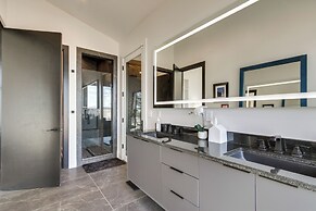 Private Dock & River Views: Modern Gem in Waterloo