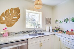 Colorful & Retro Perkinston Cottage w/ Yard!