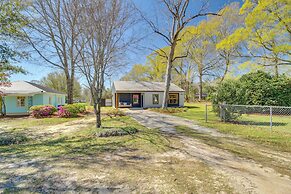 'all About the Buzz' Cottage w/ Patio & Yard!