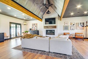 'all About the Buzz' Cottage w/ Patio & Yard!