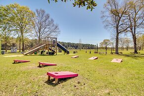 'all About the Buzz' Cottage w/ Patio & Yard!