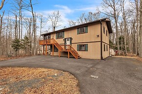 Pocono Lake Getaway - Serene 3br Home 3 Bedroom Home