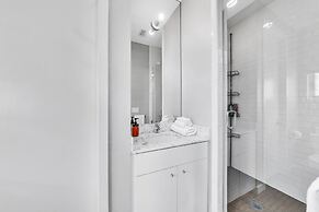 Modern Comfort In The Heart Of Museum District 3 Bedroom Townhouse