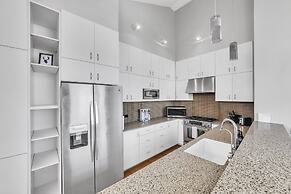 Modern Comfort In The Heart Of Museum District 3 Bedroom Townhouse