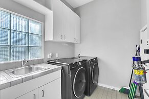 Modern Comfort In The Heart Of Museum District 3 Bedroom Townhouse