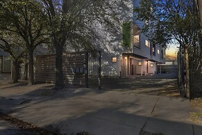 Modern Comfort In The Heart Of Museum District 3 Bedroom Townhouse