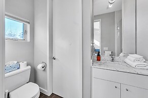 Modern Comfort In The Heart Of Museum District 3 Bedroom Townhouse