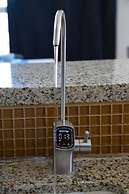 Modern Comfort In The Heart Of Museum District 3 Bedroom Townhouse