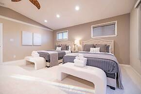 @ Marbella Lane - Charming 4BR Bungalo for Relaxing Retreat