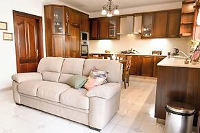 Mediterranea Sunny Maltese Townhouse