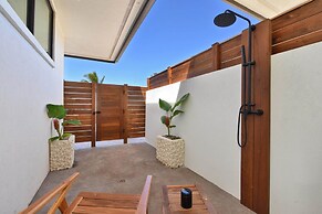 Unwind in Style: Luxe 4-bed, 5-bath Balinese Retreat in Tropical Parad