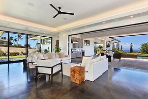 Unwind in Style: Luxe 4-bed, 5-bath Balinese Retreat in Tropical Parad