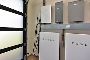 Unwind in Style: Luxe 4-bed, 5-bath Balinese Retreat in Tropical Parad