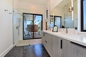 Unwind in Style: Luxe 4-bed, 5-bath Balinese Retreat in Tropical Parad