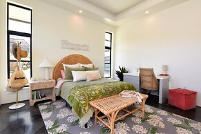 Unwind in Style: Luxe 4-bed, 5-bath Balinese Retreat in Tropical Parad