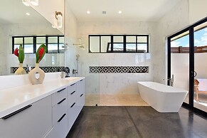 Unwind in Style: Luxe 4-bed, 5-bath Balinese Retreat in Tropical Parad