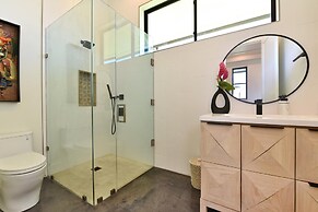 Unwind in Style: Luxe 4-bed, 5-bath Balinese Retreat in Tropical Parad