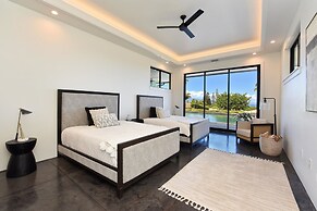 Unwind in Style: Luxe 4-bed, 5-bath Balinese Retreat in Tropical Parad