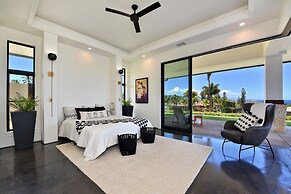 Unwind in Style: Luxe 4-bed, 5-bath Balinese Retreat in Tropical Parad