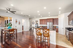 Luxurious 4-bedroom Oceanfront Retreat With Guest House, Stunning View