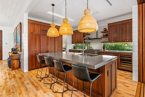 Stunning 4-bedroom House With Seamless Indoor/outdoor Living, Luxury &