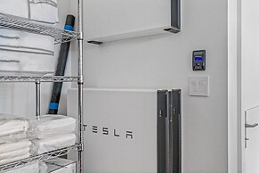 Stunning 4-bedroom House With Seamless Indoor/outdoor Living, Luxury &