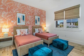 Stunning 4-bedroom House With Seamless Indoor/outdoor Living, Luxury &