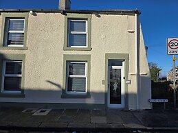 Eden Rose Cottage in Morecambe hot tub