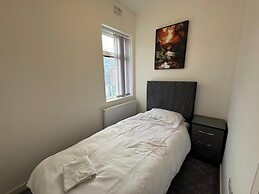 Housesleeps9-patio-parking-familyok