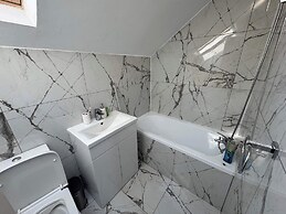 Housesleeps9-patio-parking-familyok