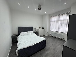 Housesleeps9-patio-parking-familyok