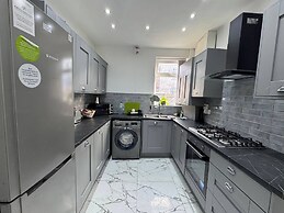 Housesleeps9-patio-parking-familyok