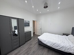 Housesleeps9-patio-parking-familyok