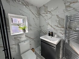 Housesleeps9-patio-parking-familyok