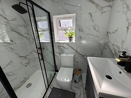 Housesleeps9-patio-parking-familyok