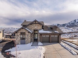 Amanti Lago by Luxury Mountain