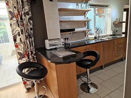 Spacious 6-bed house - 12 mins Gatwick
