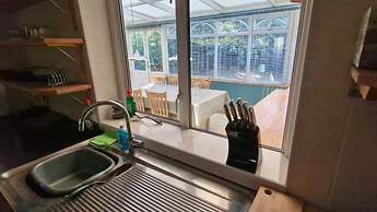 Spacious 6-bed house - 12 mins Gatwick