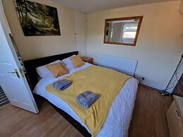 Spacious 6-bed house - 12 mins Gatwick
