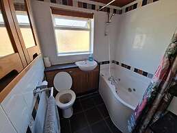 Spacious 6-bed house - 12 mins Gatwick