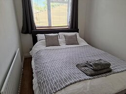 Spacious 6-bed house - 12 mins Gatwick