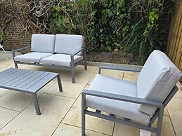 Spacious 6-bed house - 12 mins Gatwick